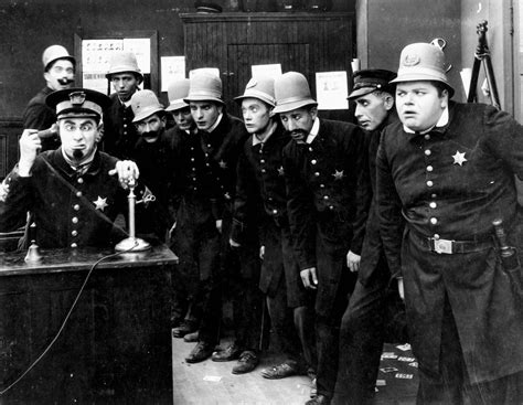  Keystone Kops - Uma Jornada Hilária Através do Caos Policial Silencioso dos Anos 30!