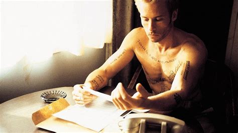 Memento! Um thriller psicológico que desafia a memória e a narrativa linear com um desempenho magistral de Guy Pearce