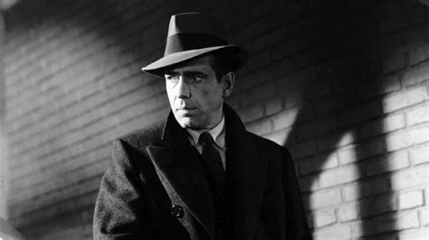 The Maltese Falcon é um filme noir clássico que te levará para as ruas escuras de São Francisco e mergulhará você no submundo da máfia!